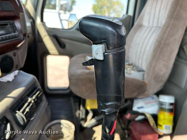 image for item NQ9362 2006 Mack CHN613  semi truck