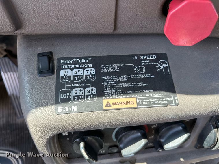 image for item NQ9362 2006 Mack CHN613  semi truck