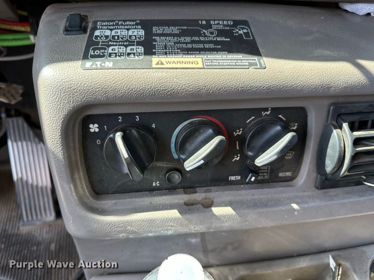 image for item NQ9362 2006 Mack CHN613  semi truck