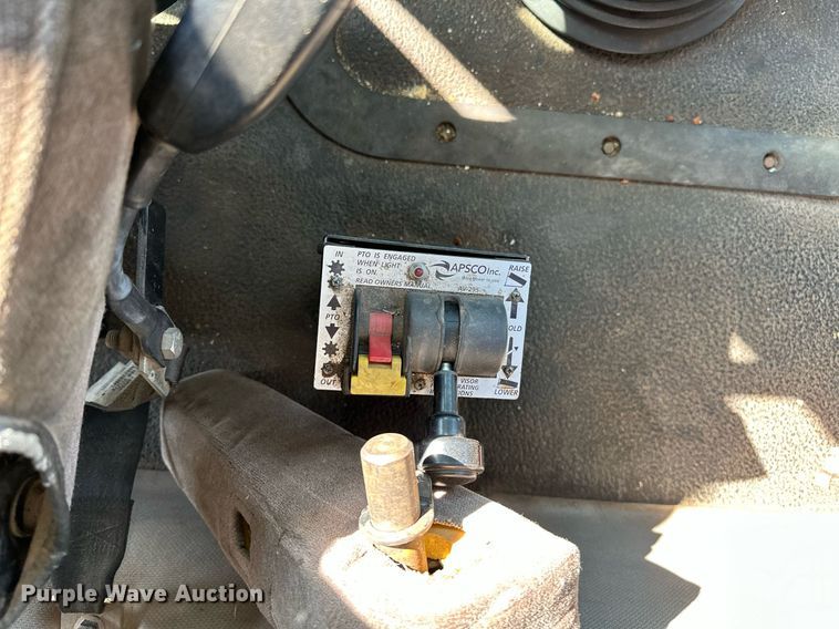 image for item NQ9362 2006 Mack CHN613  semi truck