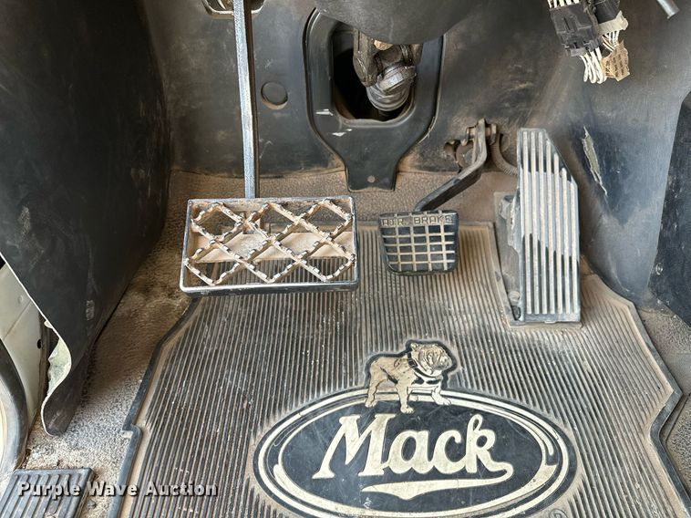 image for item NQ9362 2006 Mack CHN613  semi truck