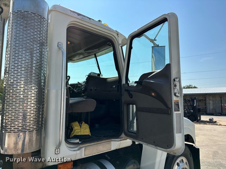 image for item NQ9362 2006 Mack CHN613  semi truck