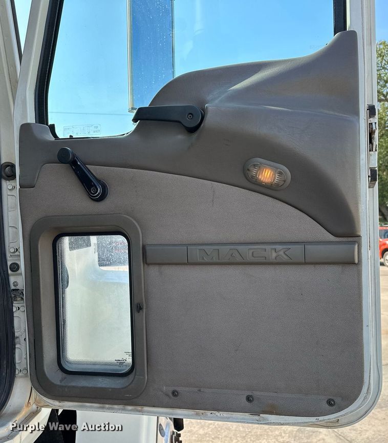 image for item NQ9362 2006 Mack CHN613  semi truck