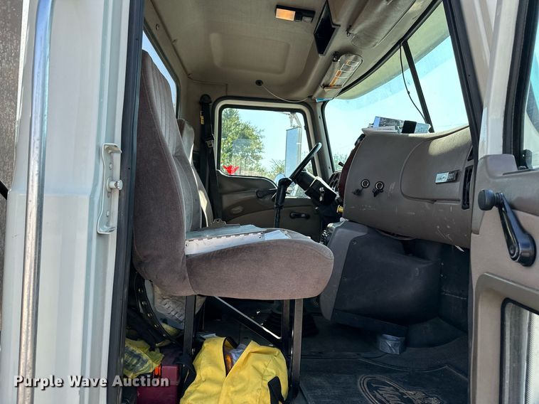 image for item NQ9362 2006 Mack CHN613  semi truck