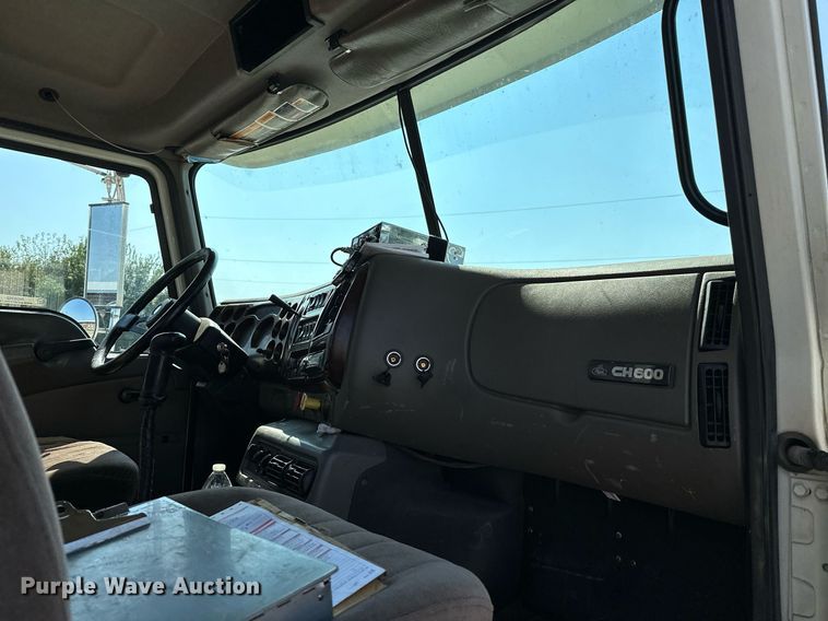 image for item NQ9362 2006 Mack CHN613  semi truck