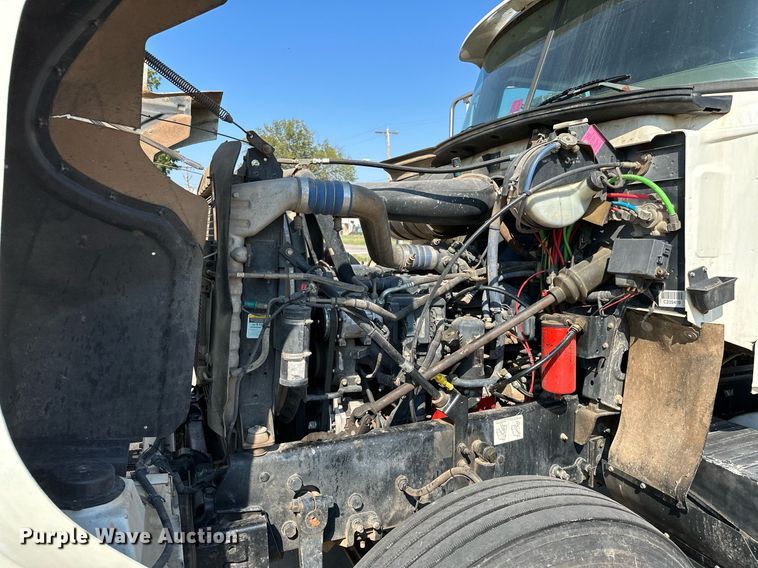 image for item NQ9362 2006 Mack CHN613  semi truck