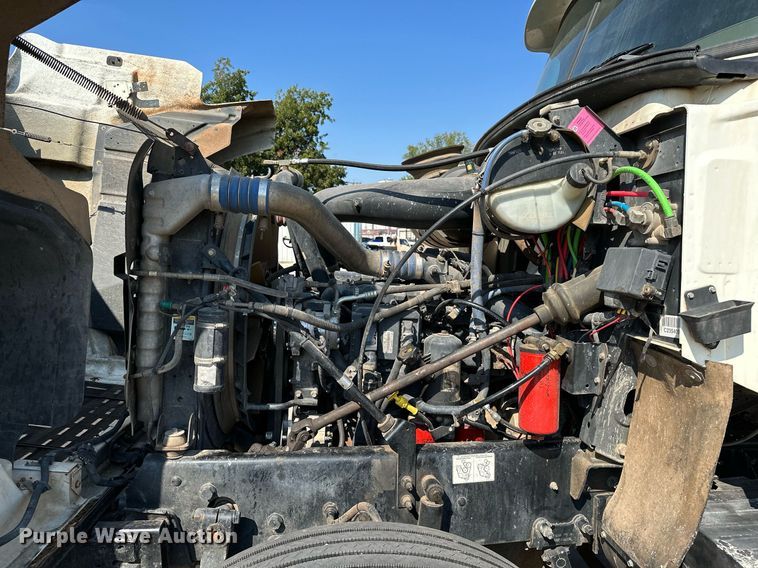 image for item NQ9362 2006 Mack CHN613  semi truck