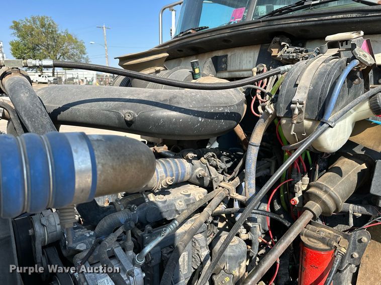 image for item NQ9362 2006 Mack CHN613  semi truck