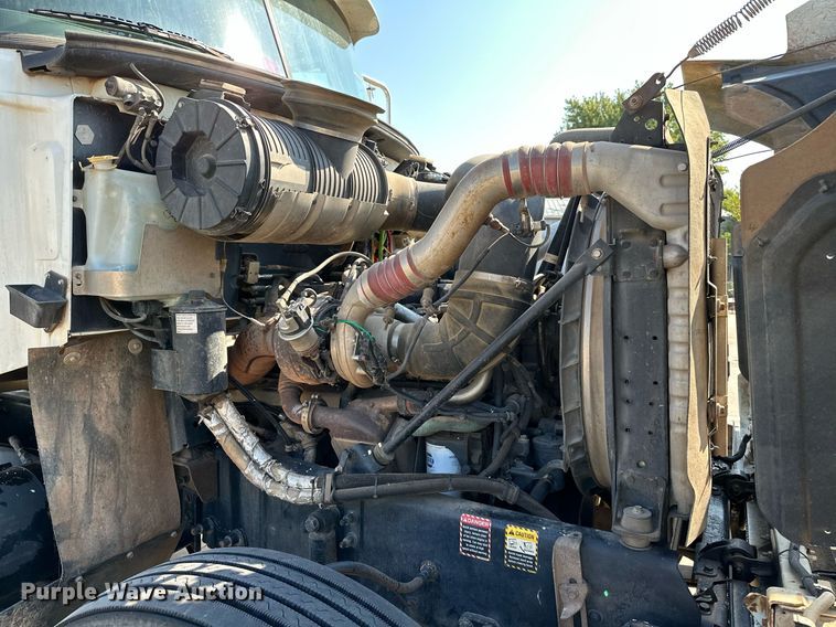 image for item NQ9362 2006 Mack CHN613  semi truck