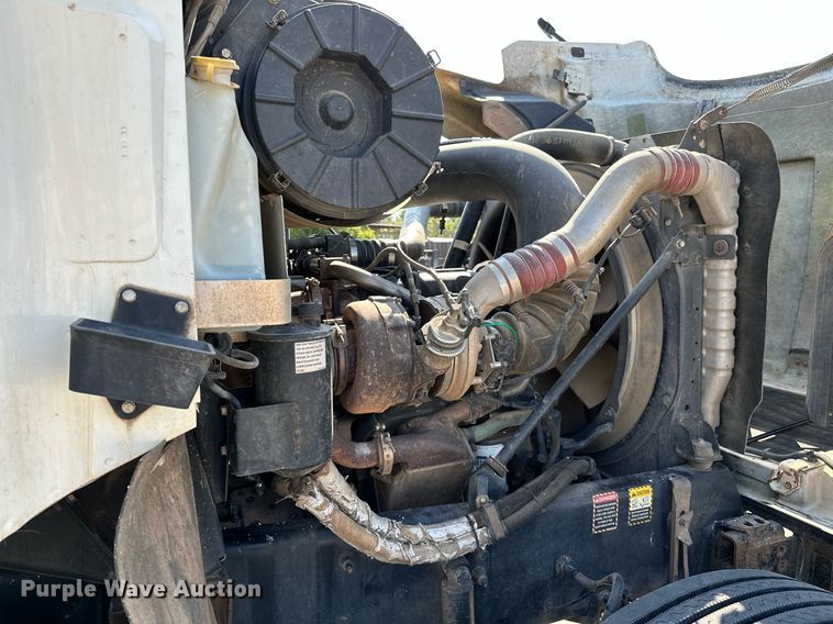 image for item NQ9362 2006 Mack CHN613  semi truck