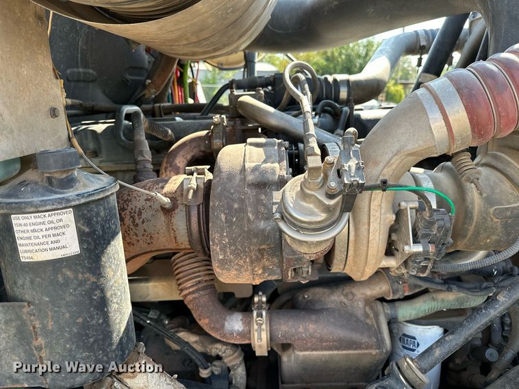 image for item NQ9362 2006 Mack CHN613  semi truck