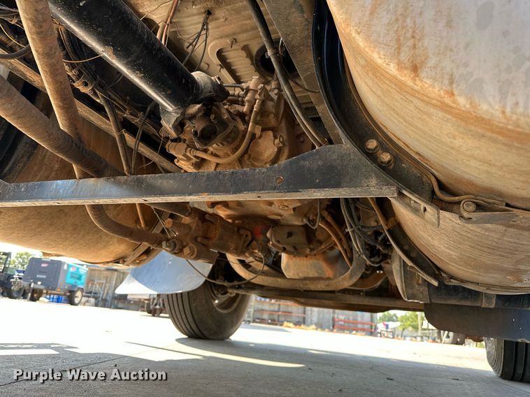 image for item NQ9362 2006 Mack CHN613  semi truck