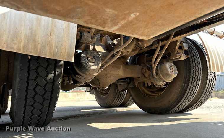 image for item NQ9362 2006 Mack CHN613  semi truck