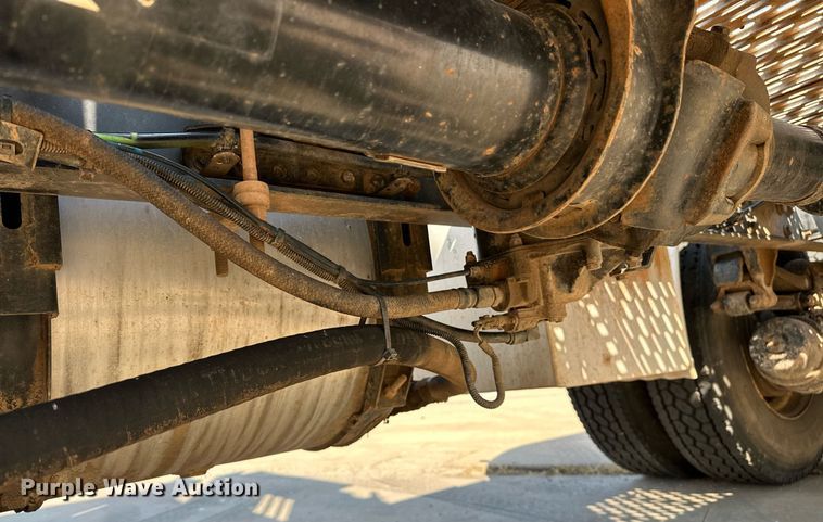 image for item NQ9362 2006 Mack CHN613  semi truck