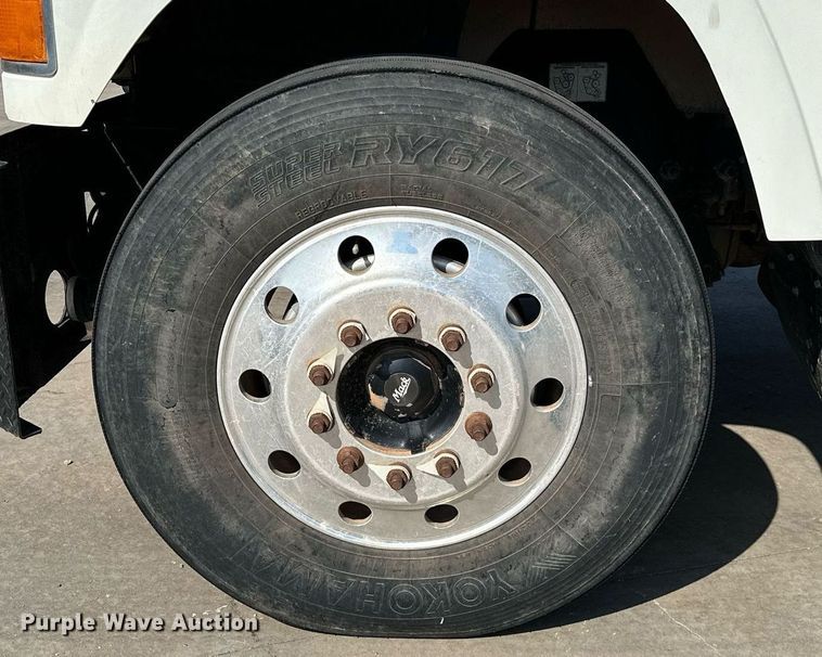 image for item NQ9362 2006 Mack CHN613  semi truck