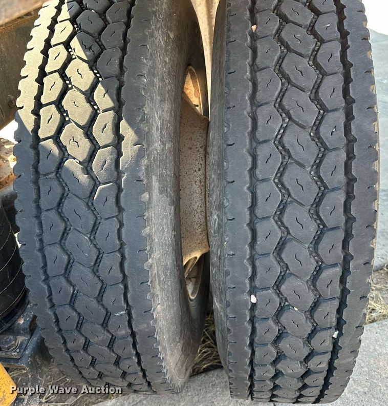 image for item NQ9362 2006 Mack CHN613  semi truck