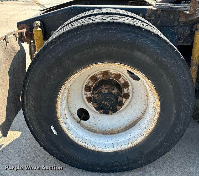 image for item NQ9362 2006 Mack CHN613  semi truck