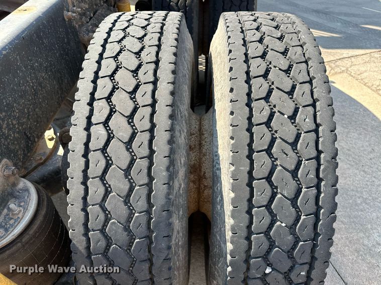 image for item NQ9362 2006 Mack CHN613  semi truck