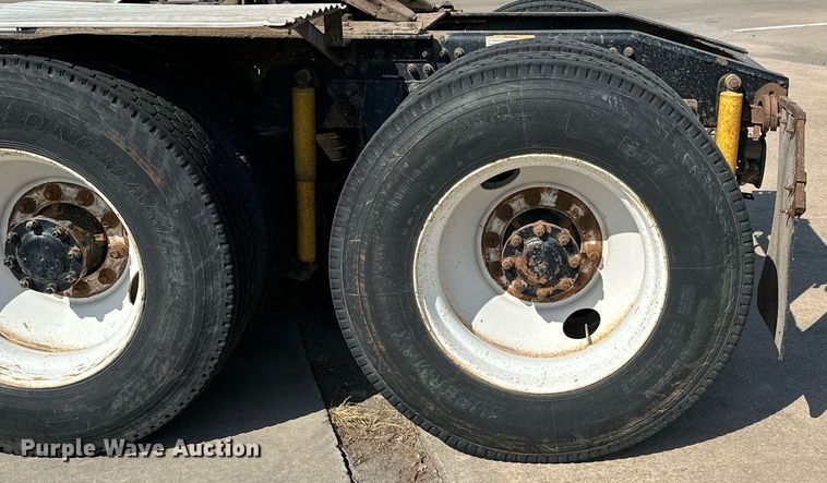 image for item NQ9362 2006 Mack CHN613  semi truck