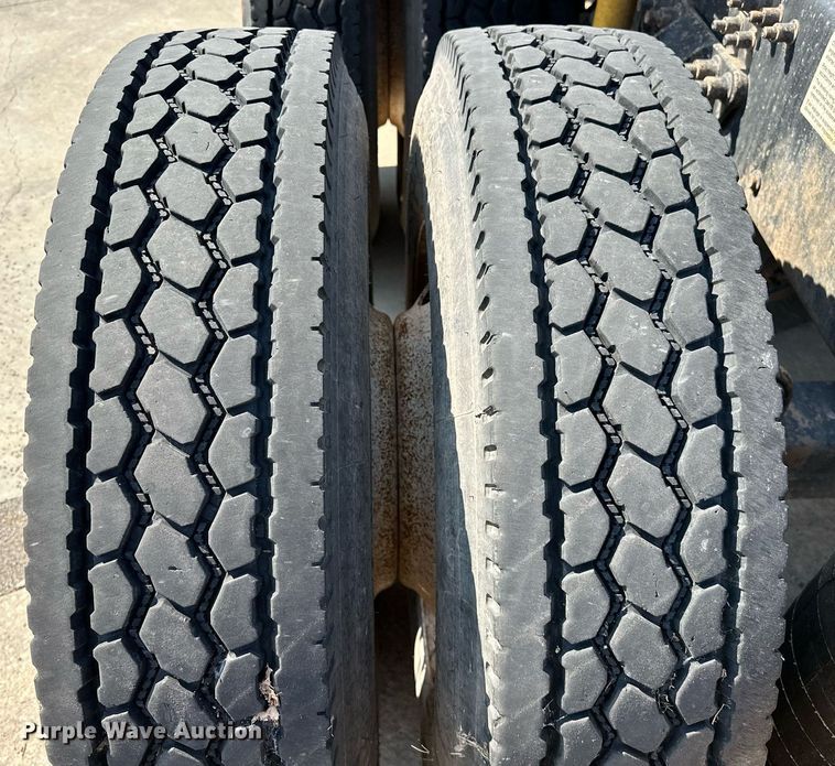 image for item NQ9362 2006 Mack CHN613  semi truck