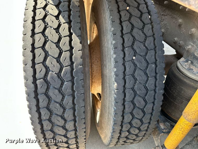 image for item NQ9362 2006 Mack CHN613  semi truck