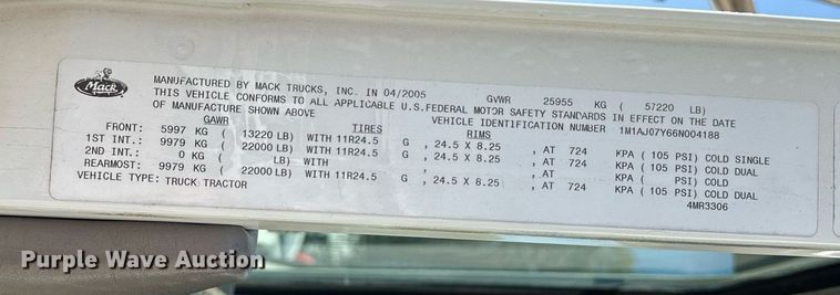 image for item NQ9362 2006 Mack CHN613  semi truck