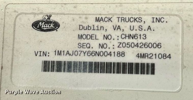 image for item NQ9362 2006 Mack CHN613  semi truck