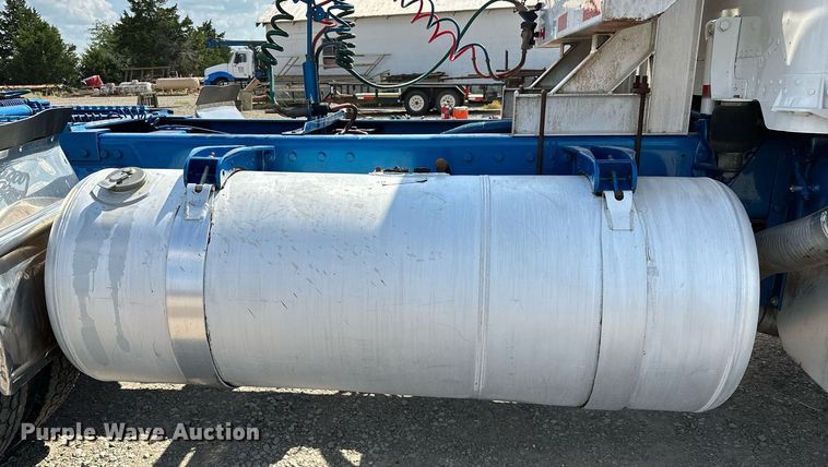 image for item NQ9363 1995 Peterbilt 379  semi truck