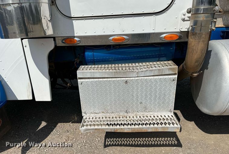 image for item NQ9363 1995 Peterbilt 379  semi truck