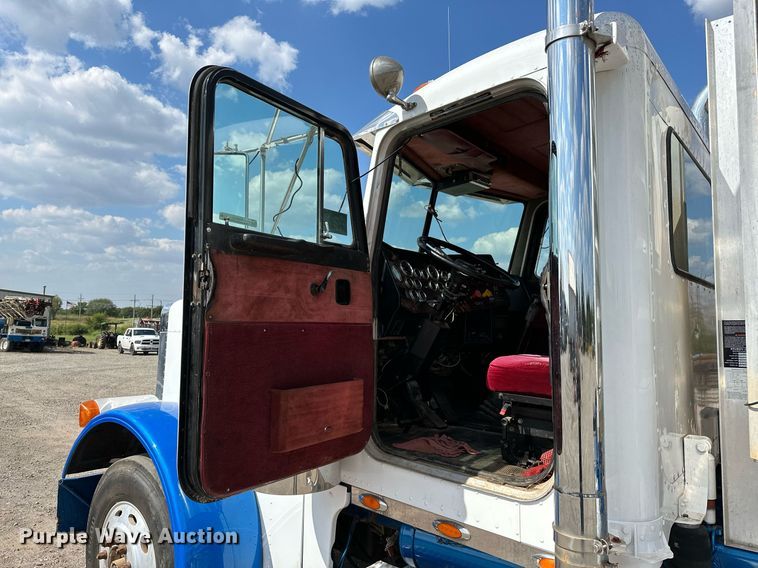 image for item NQ9363 1995 Peterbilt 379  semi truck