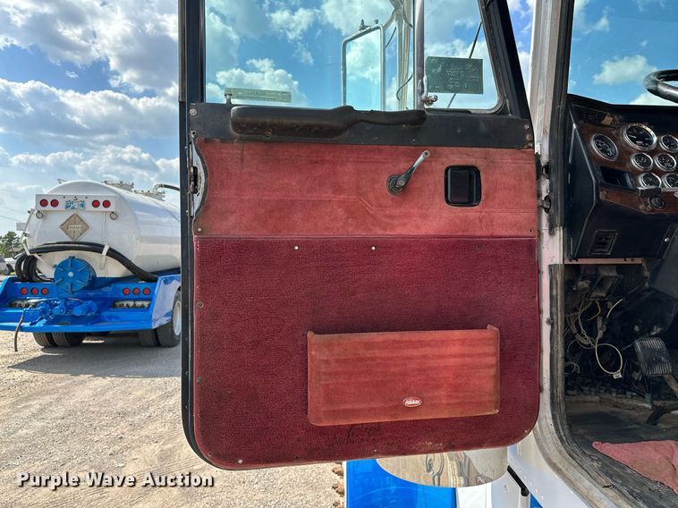 image for item NQ9363 1995 Peterbilt 379  semi truck