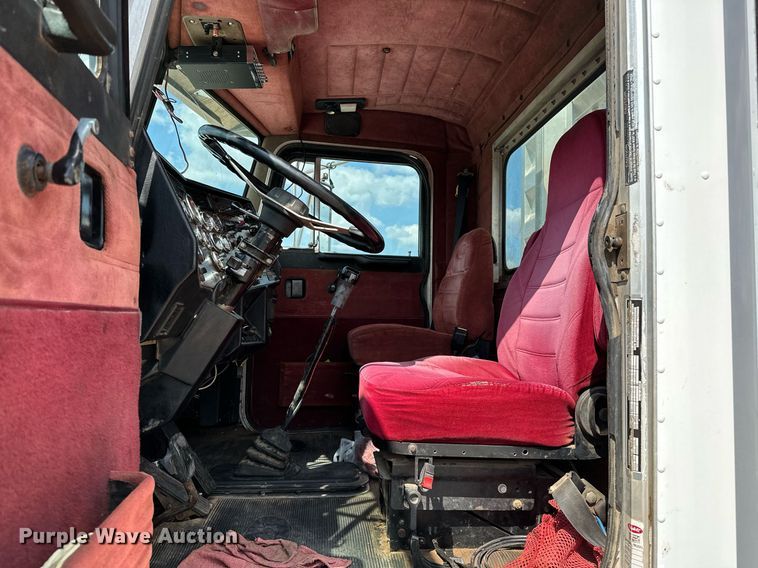 image for item NQ9363 1995 Peterbilt 379  semi truck