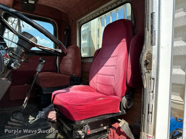 image for item NQ9363 1995 Peterbilt 379  semi truck