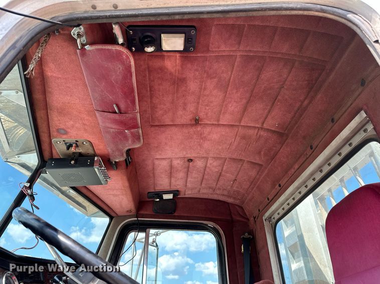 image for item NQ9363 1995 Peterbilt 379  semi truck