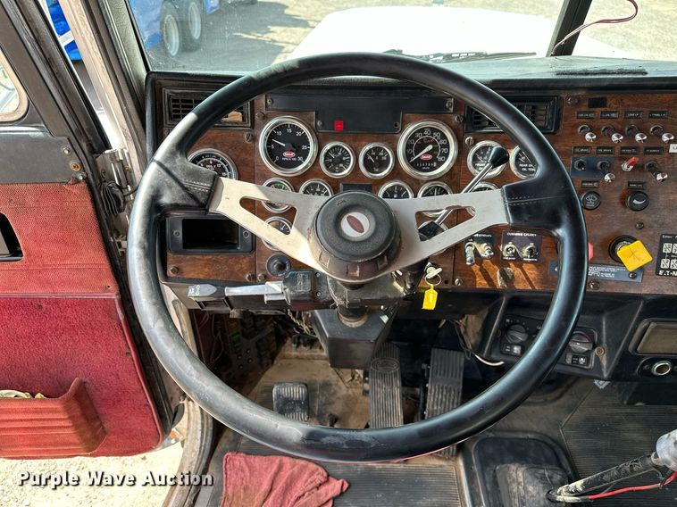 image for item NQ9363 1995 Peterbilt 379  semi truck