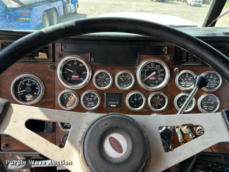 image for item NQ9363 1995 Peterbilt 379  semi truck