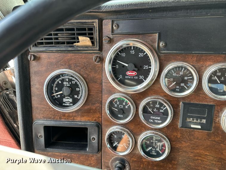 image for item NQ9363 1995 Peterbilt 379  semi truck