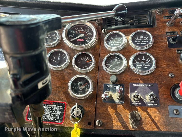 image for item NQ9363 1995 Peterbilt 379  semi truck