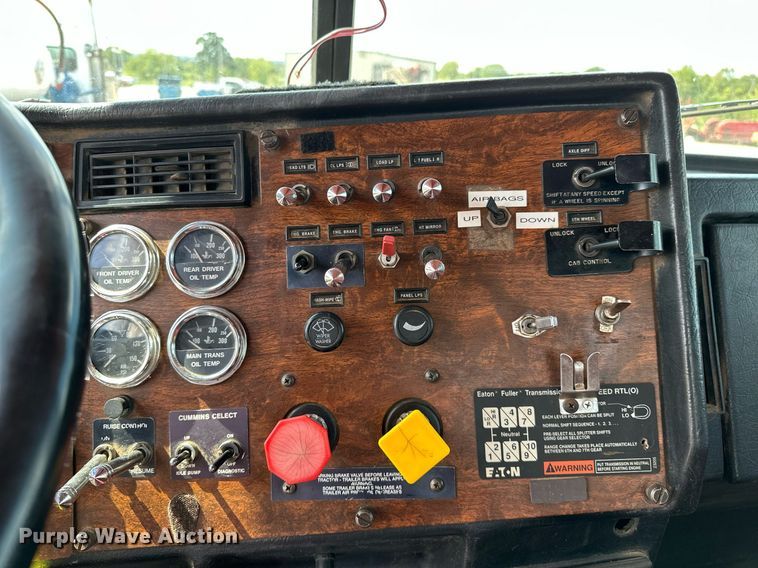 image for item NQ9363 1995 Peterbilt 379  semi truck