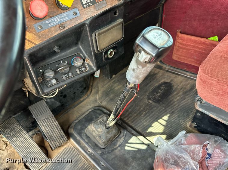 image for item NQ9363 1995 Peterbilt 379  semi truck