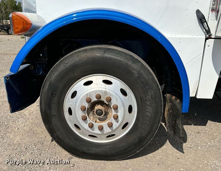 image for item NQ9363 1995 Peterbilt 379  semi truck