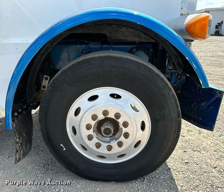 image for item NQ9363 1995 Peterbilt 379  semi truck