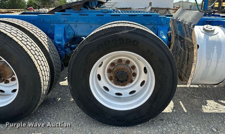 image for item NQ9363 1995 Peterbilt 379  semi truck