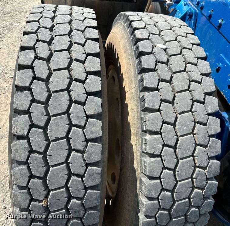 image for item NQ9363 1995 Peterbilt 379  semi truck