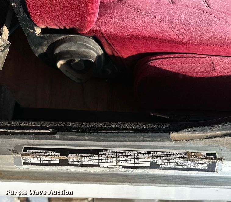 image for item NQ9363 1995 Peterbilt 379  semi truck