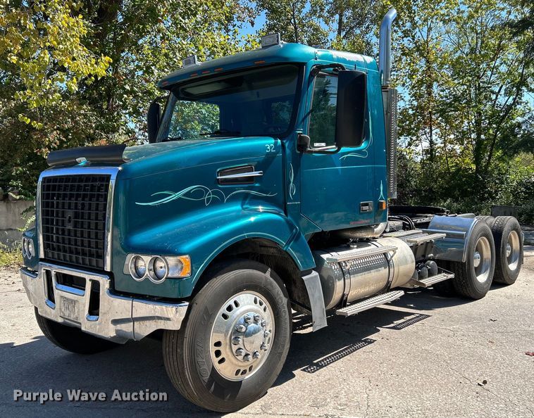 image for item NQ9852 2002 Volvo VHD  semi truck