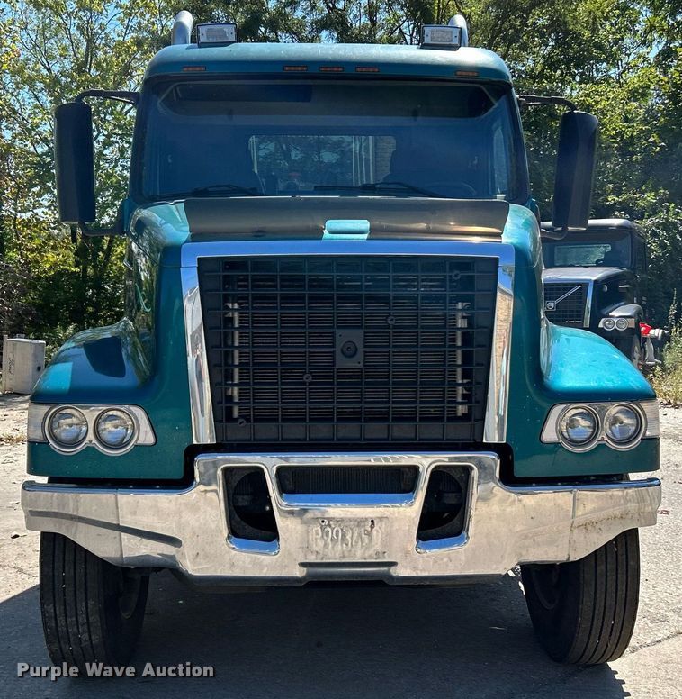 image for item NQ9852 2002 Volvo VHD  semi truck