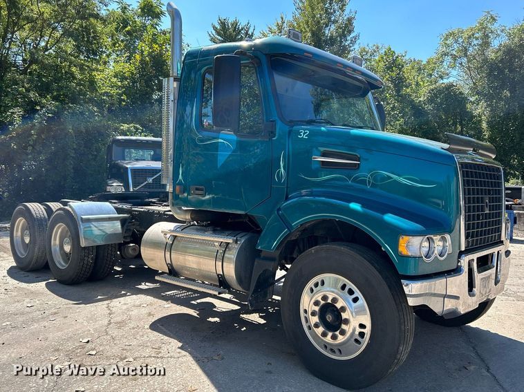 image for item NQ9852 2002 Volvo VHD  semi truck