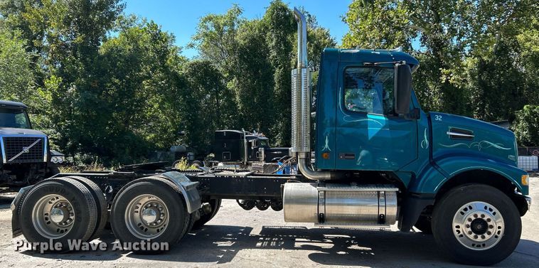 image for item NQ9852 2002 Volvo VHD  semi truck