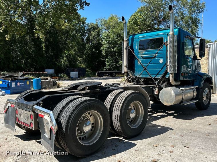 image for item NQ9852 2002 Volvo VHD  semi truck